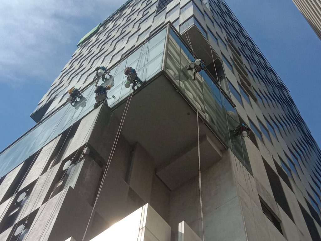 บริการโรยตัวเช็ดกระจกตึกสูง โรงแรม ฮอลิเดย์อินน์ สีลม กรุงเทพ