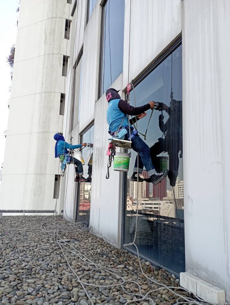บริการโรยตัวเช็ดกระจกตึกสูง โรงแรม ฮอลิเดย์อินน์ สีลม กรุงเทพ