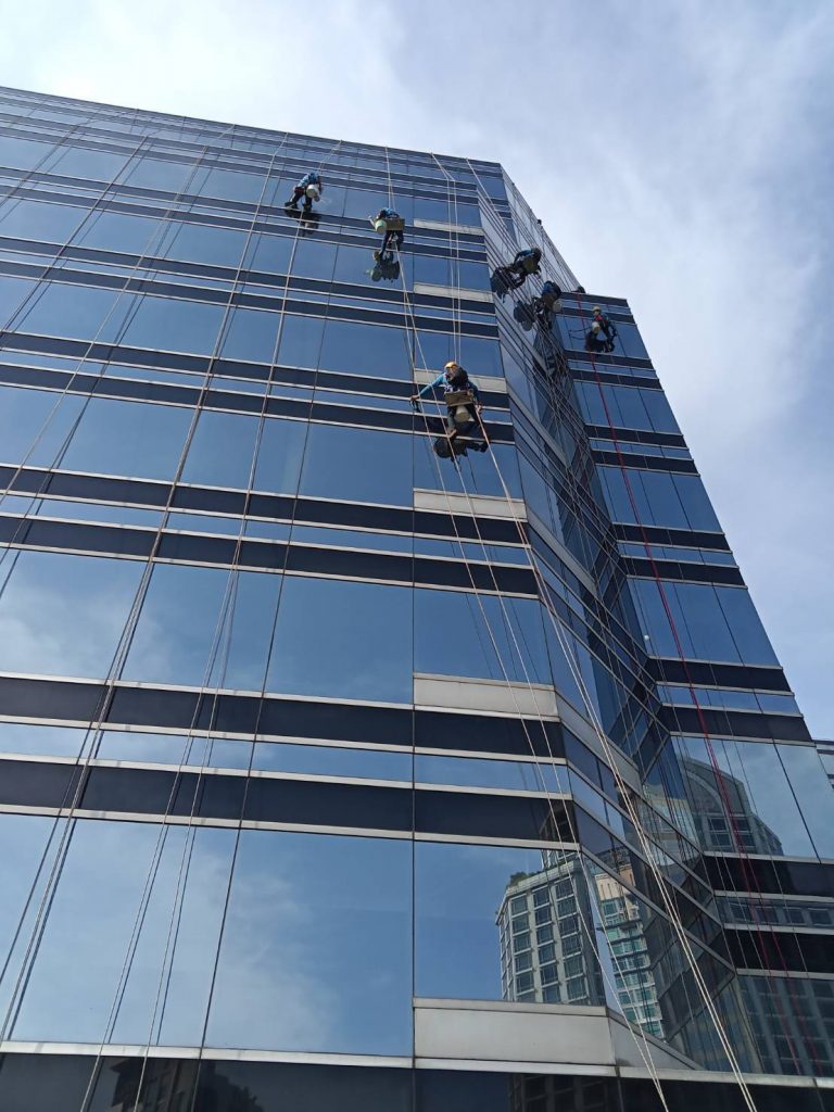 บริการโรยตัวเช็ดกระจกตึกสูง อาคาร จีพีเอฟ วิทยุ อาคาร B