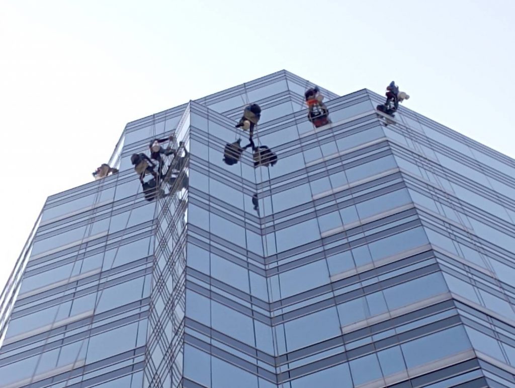 บริการโรยตัวเช็ดกระจกตึกสูง อาคาร จีพีเอฟ วิทยุ อาคาร A