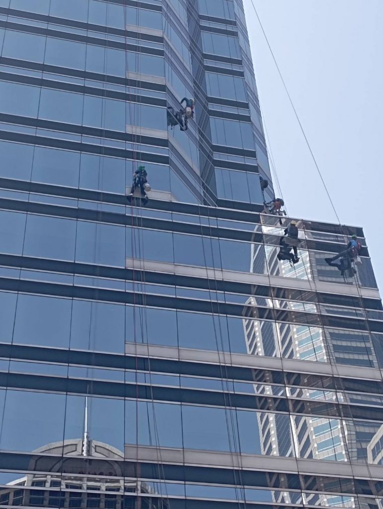 บริการโรยตัวเช็ดกระจกตึกสูง อาคาร จีพีเอฟ วิทยุ อาคาร A