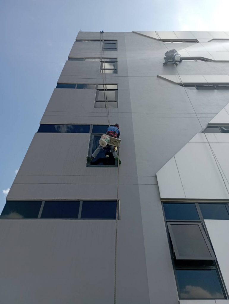 บริการโรยตัวเช็ดกระจกตึกสูง บริษัท เดอะแพรคทิเคิลโซลูชั่น จำกัด