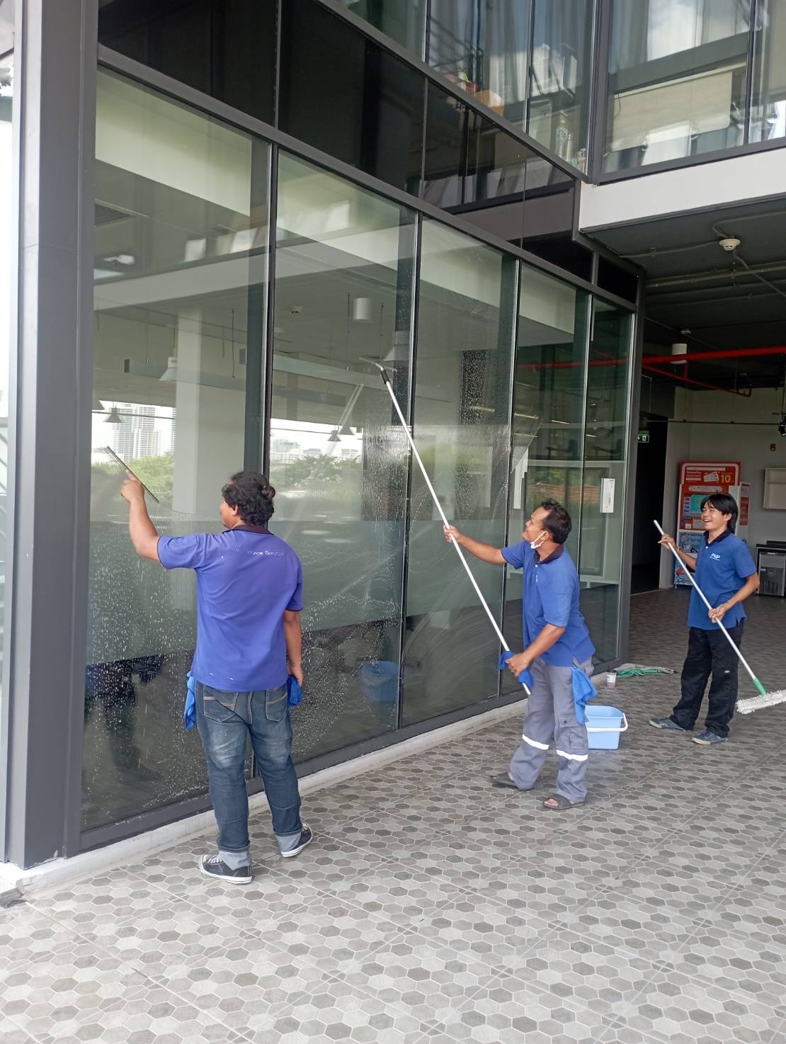 บริการทำความสะอาด เช็ดกระจก บริษัท หาญเอ็นจิเนียริ่ง จำกัด