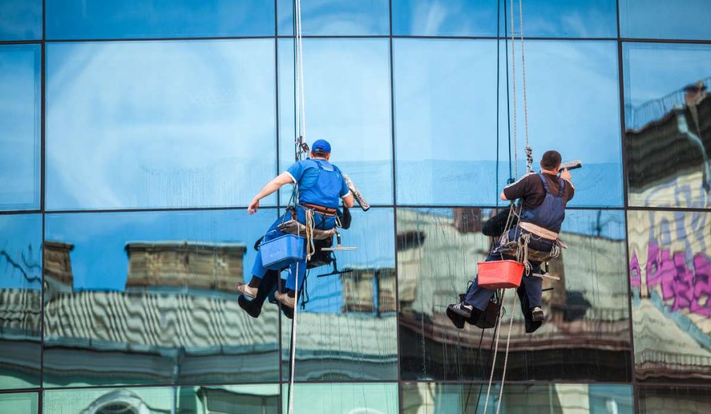 ทำไมต้องจ้างบริษัทรับจ้างเช็ดกระจกมาทำความสะอาดอาคารตึกสูง?