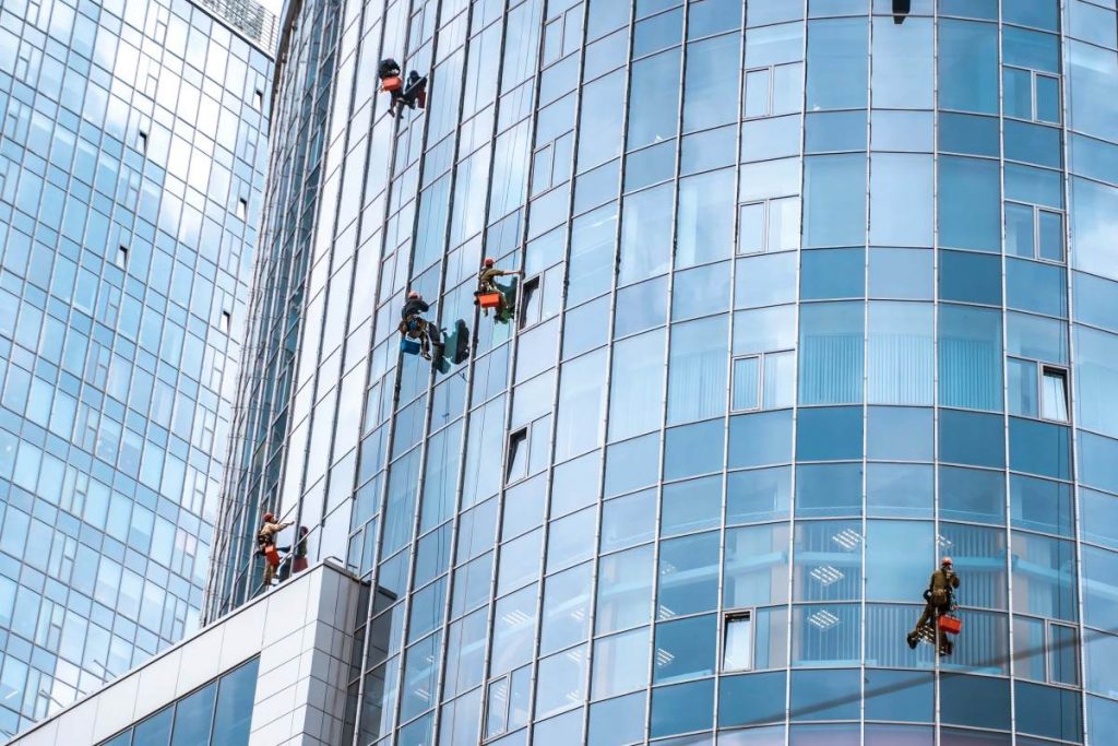 ทำไมต้องจ้างบริษัทรับจ้างเช็ดกระจกมาทำความสะอาดอาคารตึกสูง?